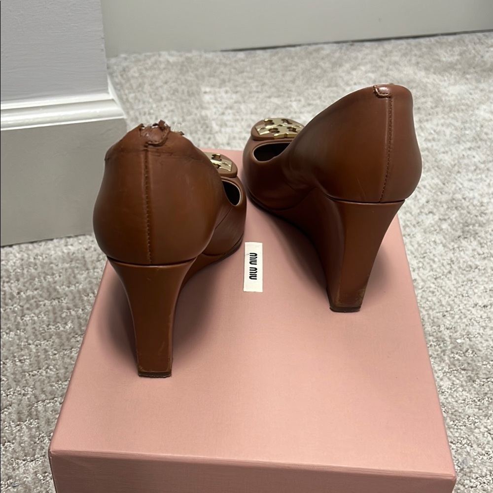 Tory Burch Tan Wedges with Gold Emblem - Picture 3 of 7